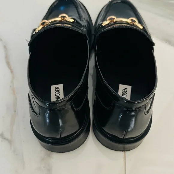 Aldo Shiny Black Loafers with Gold Chain - Picture 2 of 4